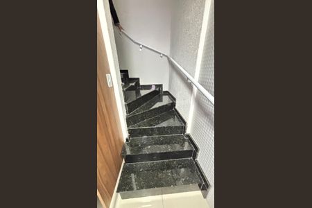 Apartamento à venda com 140m², 2 quartos e 2 vagasEscada