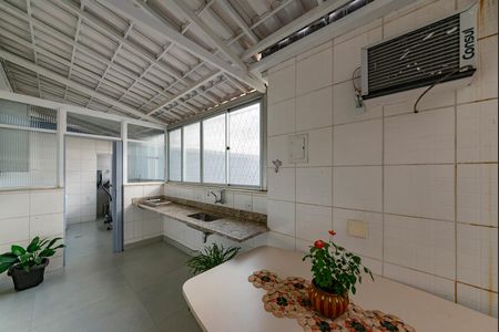 Apartamento à venda com 200m², 4 quartos e 4 vagas Apartamento à venda com 200m², 4 quartos e 4 vagasVaranda