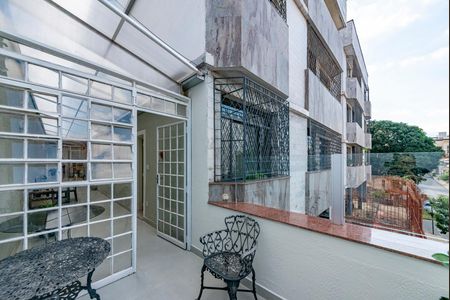 Apartamento à venda com 200m², 4 quartos e 4 vagas Apartamento à venda com 200m², 4 quartos e 4 vagasVaranda