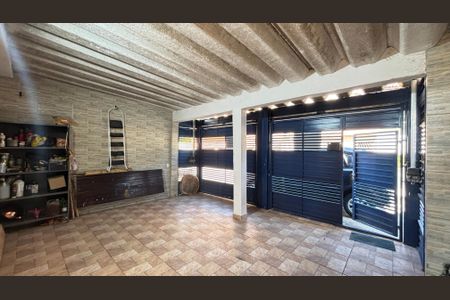 Casa à venda com 230m², 2 quartos e 2 vagas Casa à venda com 230m², 2 quartos e 2 vagasGaragem