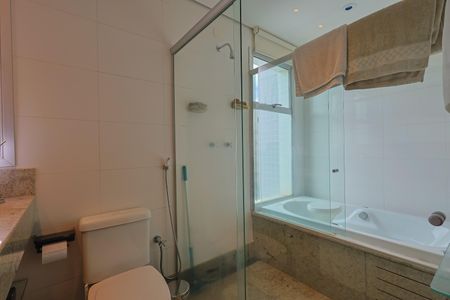 Apartamento à venda com 162m², 4 quartos e 6 vagas Apartamento à venda com 162m², 4 quartos e 6 vagasBanheiro da Suíte 1