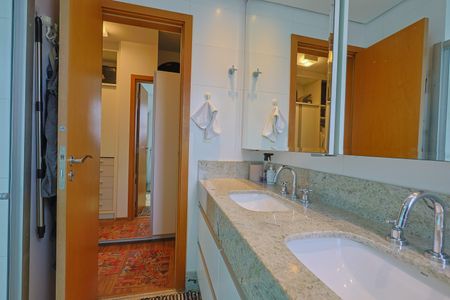 Apartamento à venda com 162m², 4 quartos e 6 vagas Apartamento à venda com 162m², 4 quartos e 6 vagasBanheiro da Suíte 1