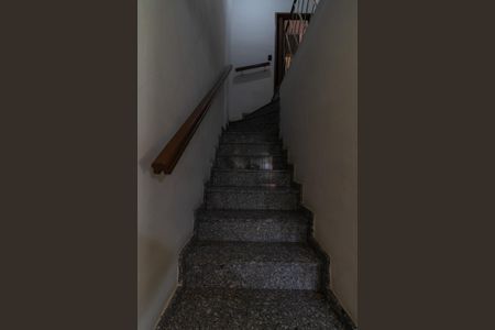 Casa à venda com 100m², 3 quartos e 2 vagas Casa à venda com 100m², 3 quartos e 2 vagasEscada