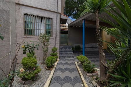 Casa à venda com 100m², 3 quartos e 2 vagas Casa à venda com 100m², 3 quartos e 2 vagasEntrada