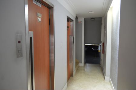 Apartamento à venda com 57m², 1 quarto e sem vagaElevadores
