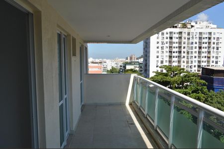 Apartamento à venda com 187m², 4 quartos e 2 vagas Apartamento à venda com 187m², 4 quartos e 2 vagasVaranda