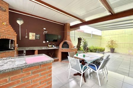 Casa à venda com 160m², 4 quartos e 2 vagas Casa à venda com 160m², 4 quartos e 2 vagasChurrasqueira