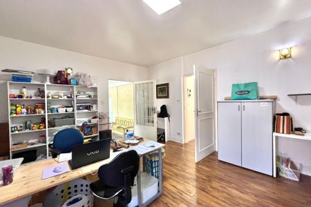 Casa à venda com 160m², 4 quartos e 2 vagas Casa à venda com 160m², 4 quartos e 2 vagasEscritório