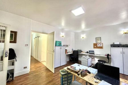 Casa à venda com 160m², 4 quartos e 2 vagas Casa à venda com 160m², 4 quartos e 2 vagasEscritório