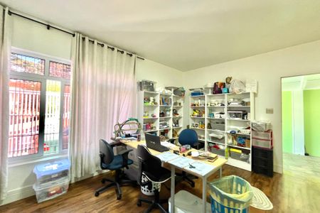 Casa à venda com 160m², 4 quartos e 2 vagas Casa à venda com 160m², 4 quartos e 2 vagasEscritório