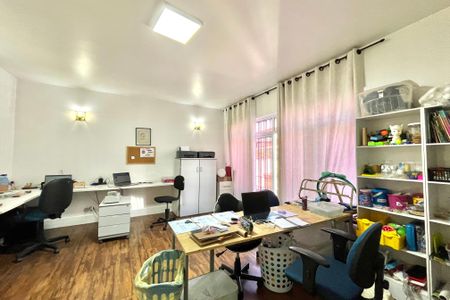 Casa à venda com 160m², 4 quartos e 2 vagas Casa à venda com 160m², 4 quartos e 2 vagasEscritório