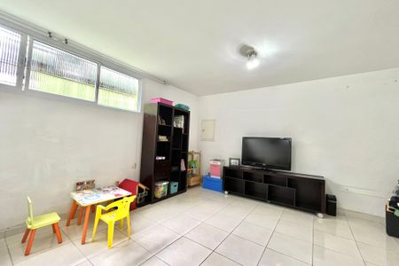 Casa à venda com 160m², 4 quartos e 2 vagas Casa à venda com 160m², 4 quartos e 2 vagasSala