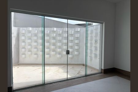 Casa à venda com 220m², 3 quartos e 4 vagas Casa à venda com 220m², 3 quartos e 4 vagasFoto 03