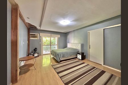 Casa à venda com 290m², 3 quartos e 3 vagasSuíte