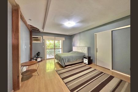 Casa à venda com 290m², 3 quartos e 3 vagasSuíte