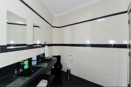 Casa à venda com 228m², 3 quartos e 3 vagas Casa à venda com 228m², 3 quartos e 3 vagasBanheiro da Suíte 2