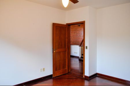 Casa de condomínio à venda com 359m², 3 quartos e 4 vagas Casa de condomínio à venda com 359m², 3 quartos e 4 vagasQuarto 1