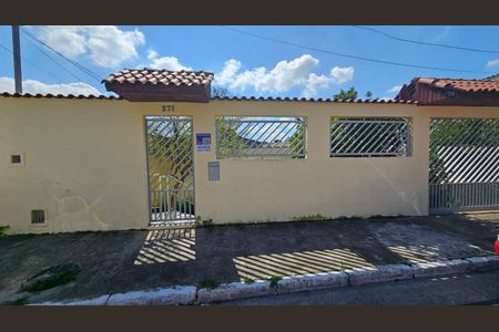 Casa à venda com 100m², 2 quartos e 2 vagas Casa à venda com 100m², 2 quartos e 2 vagasFachada