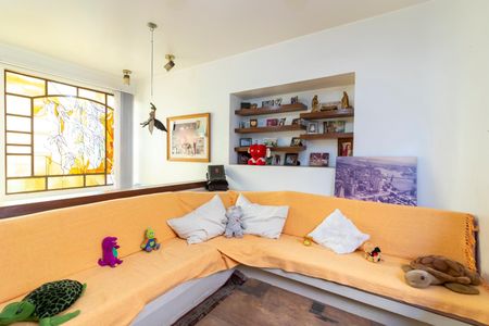 Casa à venda com 370m², 7 quartos e 4 vagas Casa à venda com 370m², 7 quartos e 4 vagasSala de TV