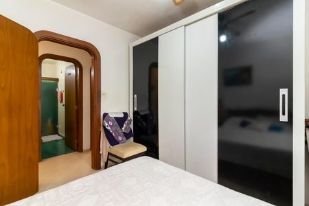 Casa à venda com 370m², 7 quartos e 4 vagas Casa à venda com 370m², 7 quartos e 4 vagasQuarto 4