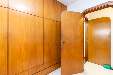 Casa à venda com 370m², 7 quartos e 4 vagas Casa à venda com 370m², 7 quartos e 4 vagasQuarto 5