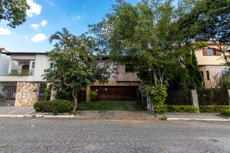 Casa à venda com 370m², 7 quartos e 4 vagas Casa à venda com 370m², 7 quartos e 4 vagasFachada