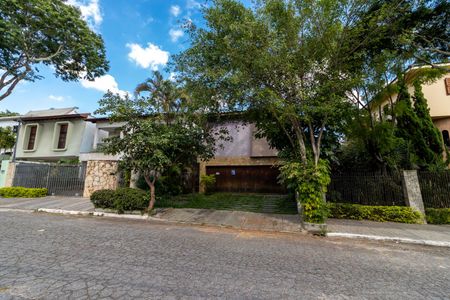 Casa à venda com 370m², 7 quartos e 4 vagas Casa à venda com 370m², 7 quartos e 4 vagasFachada