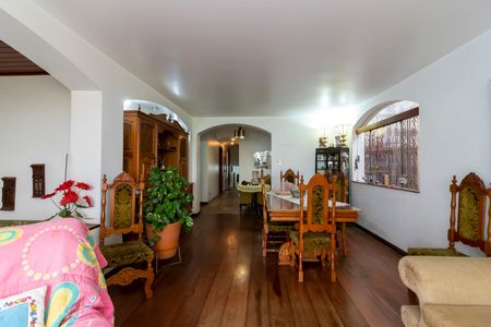 Casa à venda com 370m², 7 quartos e 4 vagas Casa à venda com 370m², 7 quartos e 4 vagasSala de Jantar