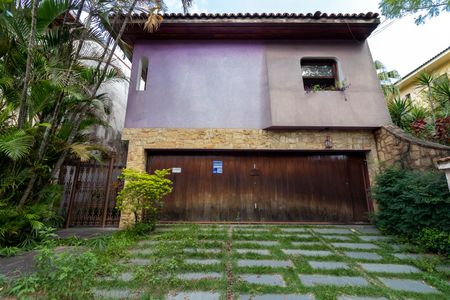 Casa à venda com 370m², 7 quartos e 4 vagas Casa à venda com 370m², 7 quartos e 4 vagasGaragem