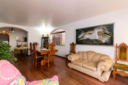 Casa à venda com 370m², 7 quartos e 4 vagas Casa à venda com 370m², 7 quartos e 4 vagasSala de Jantar