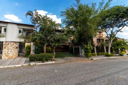 Casa à venda com 370m², 7 quartos e 4 vagas Casa à venda com 370m², 7 quartos e 4 vagasFachada