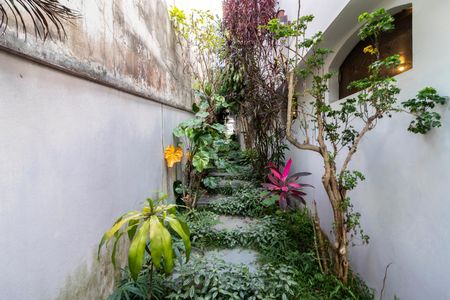 Casa à venda com 370m², 7 quartos e 4 vagas Casa à venda com 370m², 7 quartos e 4 vagasCorredor Lateral