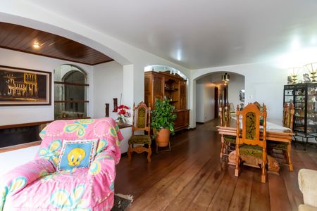 Casa à venda com 370m², 7 quartos e 4 vagas Casa à venda com 370m², 7 quartos e 4 vagasSala de Jantar