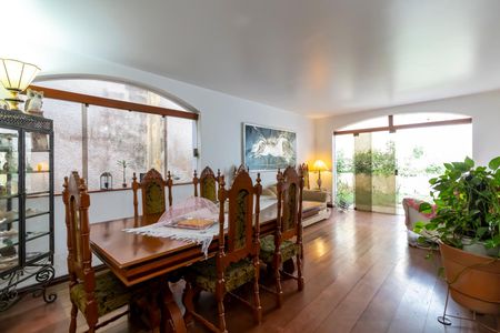Casa à venda com 370m², 7 quartos e 4 vagas Casa à venda com 370m², 7 quartos e 4 vagasSala de Jantar