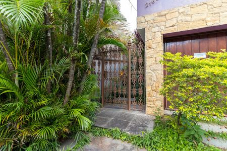 Casa à venda com 370m², 7 quartos e 4 vagas Casa à venda com 370m², 7 quartos e 4 vagasEntrada Social