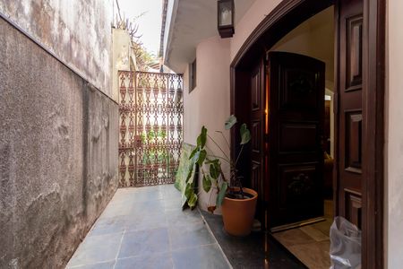 Casa à venda com 370m², 7 quartos e 4 vagas Casa à venda com 370m², 7 quartos e 4 vagasCorredor de Entrada