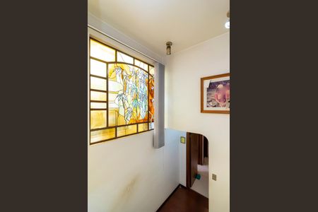 Casa à venda com 370m², 7 quartos e 4 vagas Casa à venda com 370m², 7 quartos e 4 vagasSala de TV - Escada