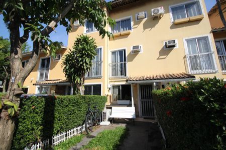 Casa de condomínio à venda com 120m², 4 quartos e 2 vagasFachada