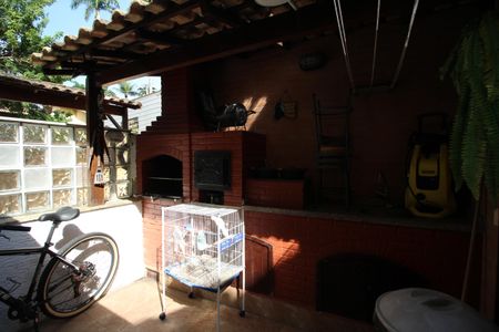 Casa de condomínio à venda com 120m², 4 quartos e 2 vagasChurrasqueira