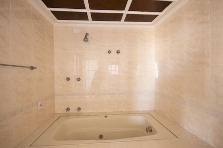 Apartamento à venda com 220m², 3 quartos e 4 vagasBanheira da Suíte