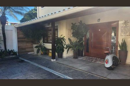 Casa de condomínio à venda com 186m², 4 quartos e sem vaga