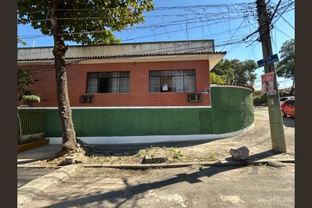 Casa à venda com 350m², 4 quartos e 4 vagasFachada