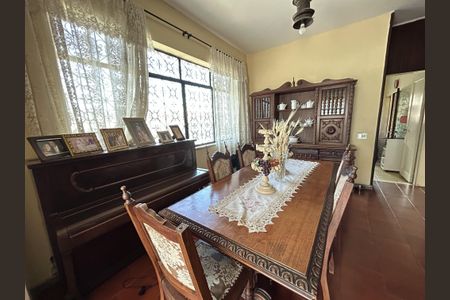 Casa à venda com 350m², 4 quartos e 4 vagasSala