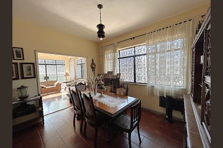 Casa à venda com 350m², 4 quartos e 4 vagasSala