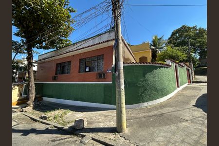 Casa à venda com 350m², 4 quartos e 4 vagasFachada