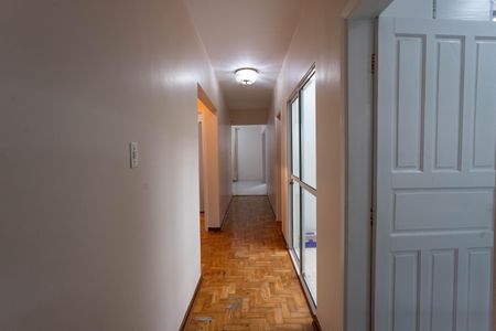 Casa à venda com 300m², 3 quartos e sem vaga Casa à venda com 300m², 3 quartos e sem vagaCorredor