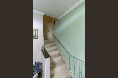 Casa à venda com 105m², 2 quartos e 1 vaga Casa à venda com 105m², 2 quartos e 1 vagaEscada