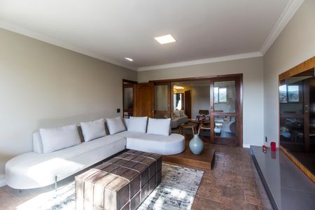 Casa à venda com 520m², 4 quartos e 6 vagas Casa à venda com 520m², 4 quartos e 6 vagasSala de TV