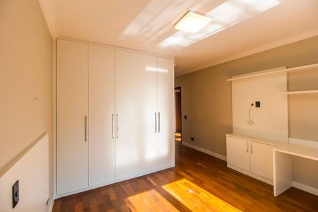 Casa à venda com 520m², 4 quartos e 6 vagas Casa à venda com 520m², 4 quartos e 6 vagasSuíte 2