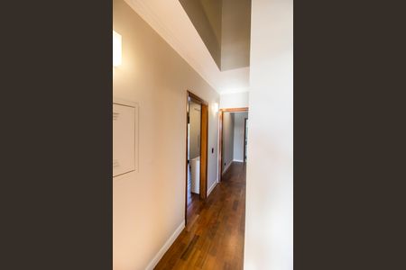 Casa à venda com 520m², 4 quartos e 6 vagas Casa à venda com 520m², 4 quartos e 6 vagasCorredor